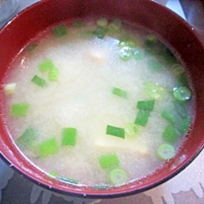 和朝食！厚揚げと玉ねぎとねぎのお味噌汁